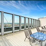 Hanza Tower De Lux Black شقة
