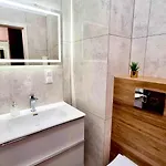 Hanza Tower De Lux Black شقة