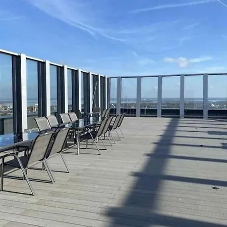 Hanza Tower De Lux Black 아파트 *